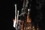 A igreja parece se indendiar, mas são apenas fogos de artifício em noite de festa em San Miguel de Allende, no México